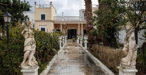 Tra giardini, statue e torrette si staglia dal 1911 sul mare di Santo Spirito:  Villa Damiani